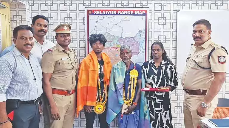 Selaiyur में दिहाड़ी मज़दूर ने 5 लाख रुपये का सोना भरा बैग लौटाया Selaiyur में दिहाड़ी मज़दूर ने 5 लाख रुपये का सोना भरा बैग लौटाया