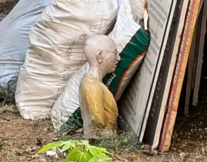 घोर अपमान, कचरे-मलबे के ढेर में महात्मा गांधी की प्रतिमा घोर अपमान, कचरे-मलबे के ढेर में महात्मा गांधी की प्रतिमा