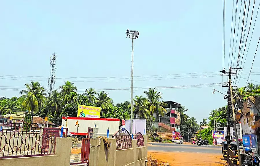 Bhatkal शहर में हाईवे विस्तार का काम फिर से शुरू: स्ट्रीटलाइट्स न होने से समस्या Bhatkal शहर में हाईवे विस्तार का काम फिर से शुरू: स्ट्रीटलाइट्स न होने से समस्या