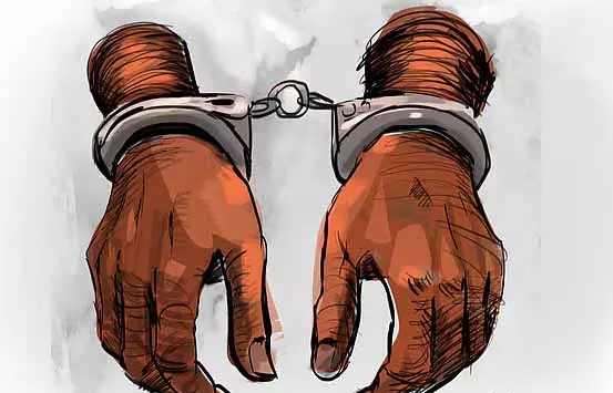 ज़मीन पर कब्ज़े का मामला, गिरफ़्तारी की कोशिश के दौरान AIADMK कार्यकर्ताओं ने हंगामा किया ज़मीन पर कब्ज़े का मामला, गिरफ़्तारी की कोशिश के दौरान AIADMK कार्यकर्ताओं ने हंगामा किया