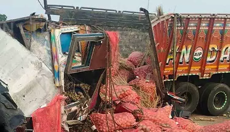 Balasore में NH-16 पर दो ट्रकों की टक्कर से दो लोगों की मौत Balasore में NH-16 पर दो ट्रकों की टक्कर से दो लोगों की मौत
