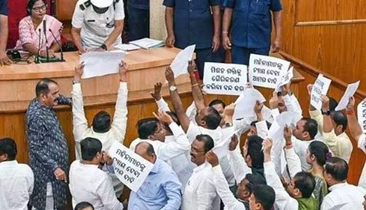 विपक्षी MLAs ने स्वास्थ्य मंत्री के इस्तीफ़े की मांग की,सदन सुबह 11:30 बजे तक के लिए स्थगित विपक्षी MLAs ने स्वास्थ्य मंत्री के इस्तीफ़े की मांग की,सदन सुबह 11:30 बजे तक के लिए स्थगित