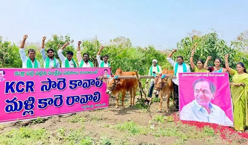 इच्छोडा गांव में KCR के चित्र का दूध से अभिषेक किया गया इच्छोडा गांव में KCR के चित्र का दूध से अभिषेक किया गया