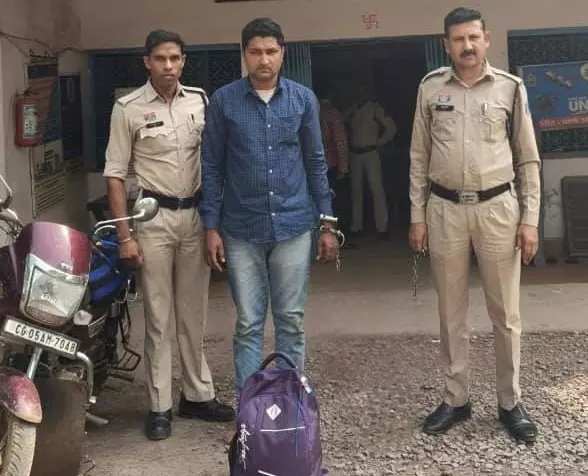 अवैध शराब परिवहन करते आरोपी रंगे हाथ गिरफ्तार अवैध शराब परिवहन करते आरोपी रंगे हाथ गिरफ्तार