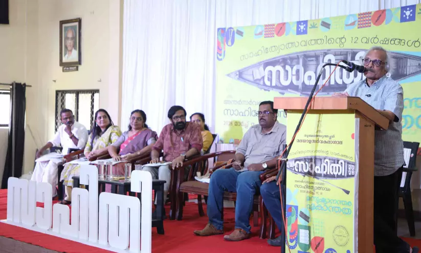 साहित्य उत्सव नए दृष्टिकोणों की खिड़कियाँ खोलता है : M. Mukundan साहित्य उत्सव नए दृष्टिकोणों की खिड़कियाँ खोलता है : M. Mukundan