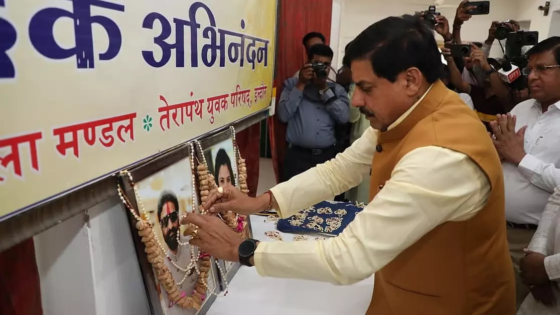 भीषण आग में 8 लोगों की मौत के बाद CM ने बृजेश्वरी कॉलोनी का दौरा किया भीषण आग में 8 लोगों की मौत के बाद CM ने बृजेश्वरी कॉलोनी का दौरा किया