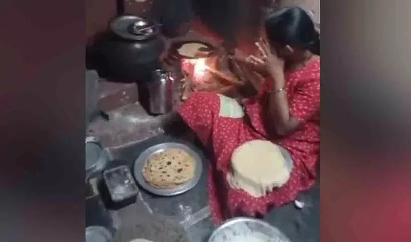 Zaheerabad शहर में गैस की कमी के कारण लोग लकड़ी के चूल्हों पर निर्भर Zaheerabad शहर में गैस की कमी के कारण लोग लकड़ी के चूल्हों पर निर्भर