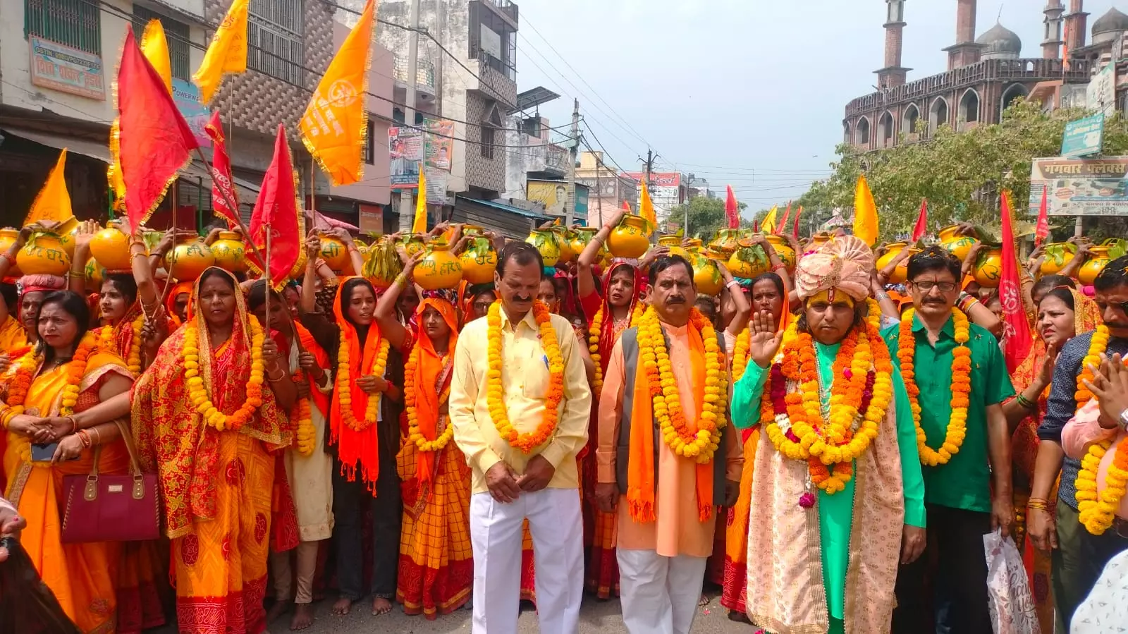 Bareilly: फतेहगंज पश्चिमी में भव्य कलश यात्रा निकली Bareilly: फतेहगंज पश्चिमी में भव्य कलश यात्रा निकली