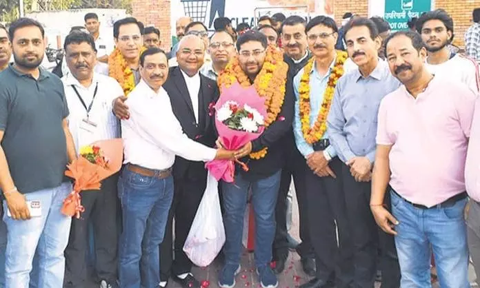 Bareilly: गुजराती सीखकर बने जज, हुआ स्वागत Bareilly: गुजराती सीखकर बने जज, हुआ स्वागत