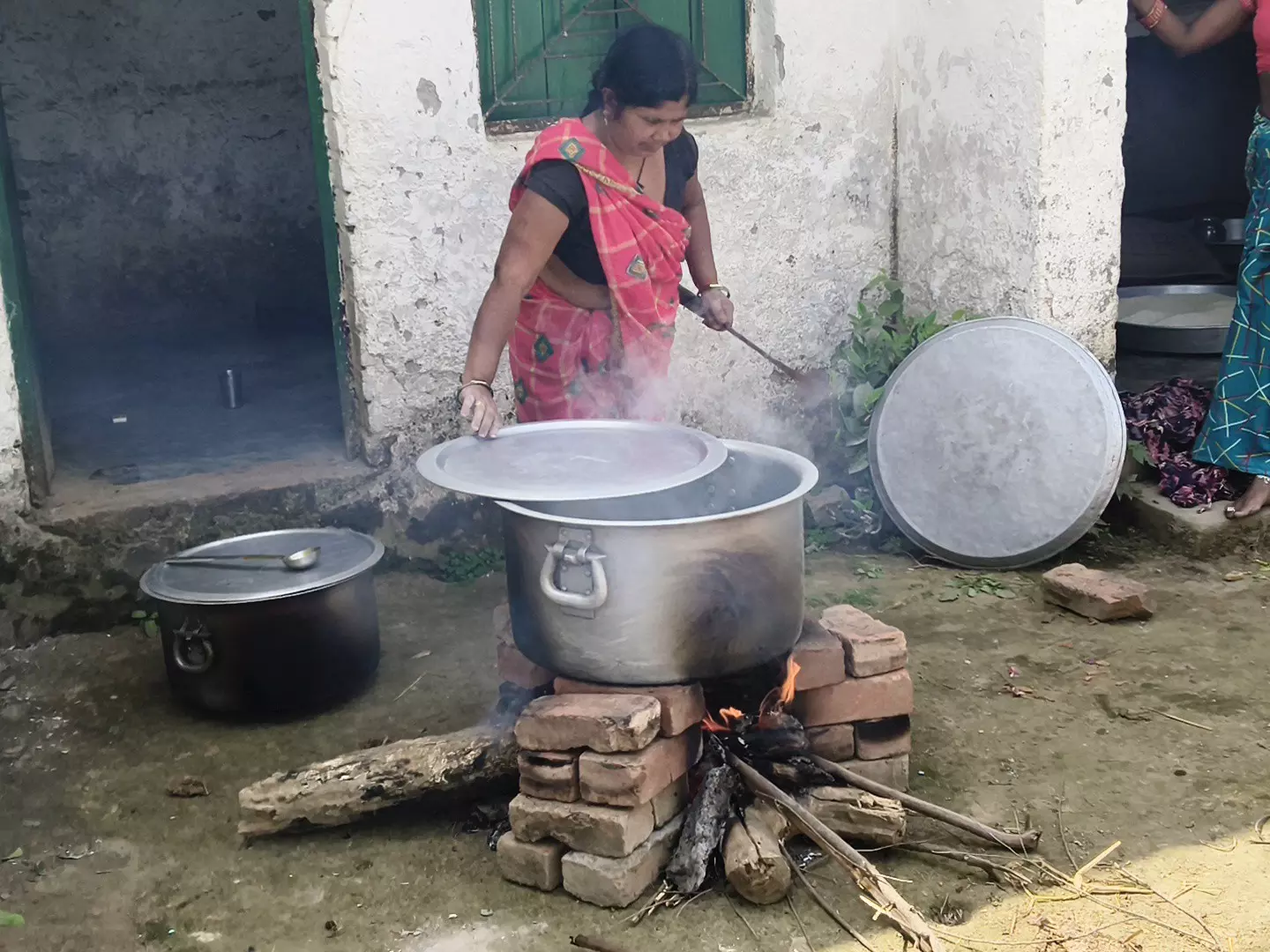 Bareilly: बेसिक स्कूलों में चूल्हे पर बन रहा मिड-डे मील Bareilly: बेसिक स्कूलों में चूल्हे पर बन रहा मिड-डे मील