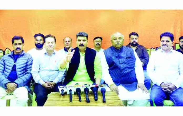 पवन खजूरिया ने FCS & CA विभाग के कामकाज पर सवाल उठाए पवन खजूरिया ने FCS & CA विभाग के कामकाज पर सवाल उठाए