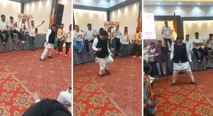 BJP ट्रेनिंग कैंप में पार्षद मनीष शर्मा ने मिथुन चक्रवर्ती के अंदाज़ में किया डांस BJP ट्रेनिंग कैंप में पार्षद मनीष शर्मा ने मिथुन चक्रवर्ती के अंदाज़ में किया डांस