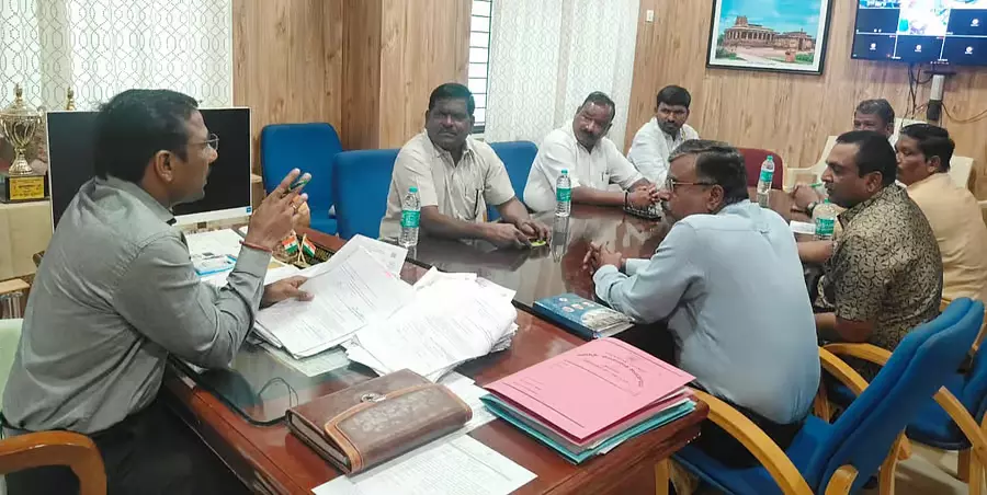बस स्टैंड पर अतिक्रमण को लेकर फिर जारी हुआ नोटिस: Subhash Sampagavi बस स्टैंड पर अतिक्रमण को लेकर फिर जारी हुआ नोटिस: Subhash Sampagavi
