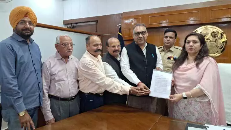 कांग्रेस ने Ludhiana में टूटी सड़कों और कूड़े की समस्या को उठाया कांग्रेस ने Ludhiana में टूटी सड़कों और कूड़े की समस्या को उठाया