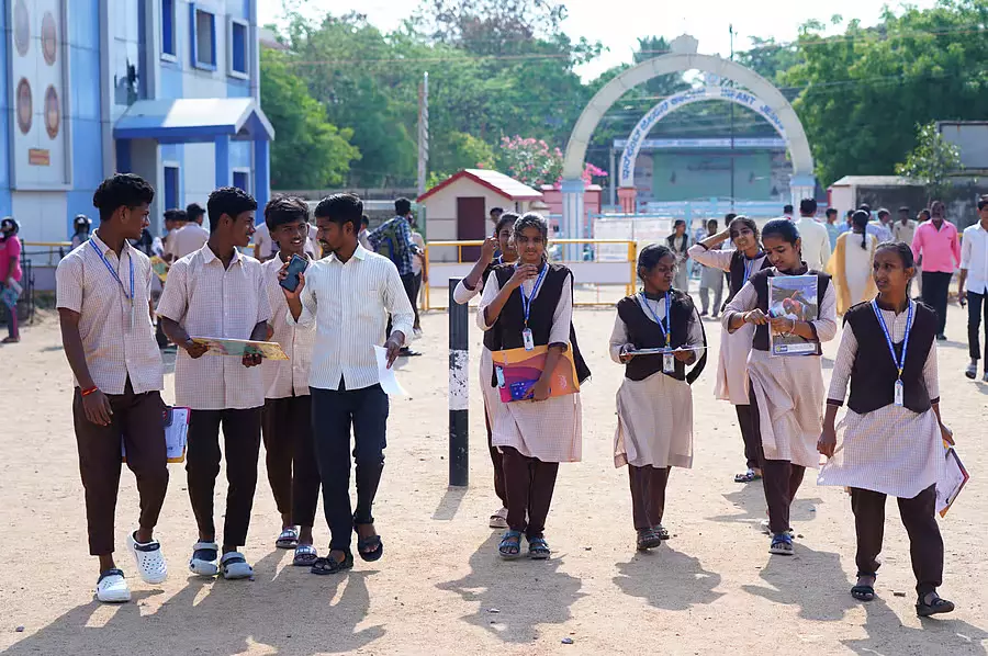 SSLC परीक्षा: पहली भाषा की परीक्षा से 663 छात्र अनुपस्थित SSLC परीक्षा: पहली भाषा की परीक्षा से 663 छात्र अनुपस्थित