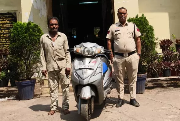 स्कूटी बेचने ग्राहक तलाशते पकड़ा गया चोर स्कूटी बेचने ग्राहक तलाशते पकड़ा गया चोर