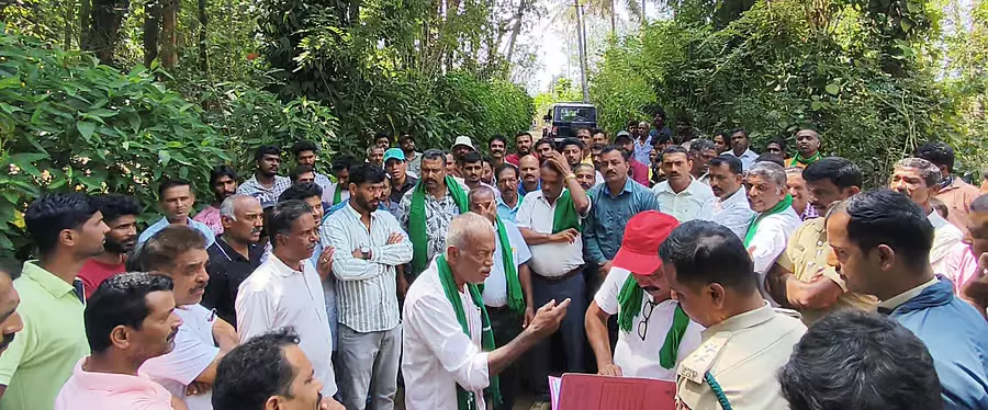 Somwarpet : किसानों ने कृषि भूमि की सफ़ाई में बाधा डाली Somwarpet : किसानों ने कृषि भूमि की सफ़ाई में बाधा डाली
