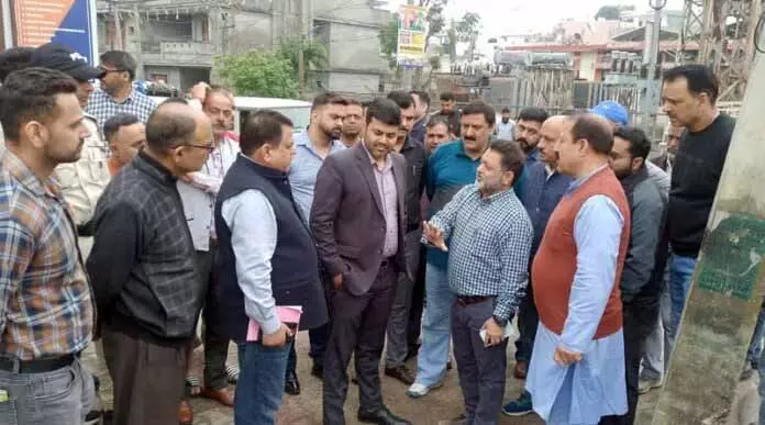JMC कमिश्नर ने विभिन्न वार्डों का दौरा किया, जनता की समस्याओं को सुना JMC कमिश्नर ने विभिन्न वार्डों का दौरा किया, जनता की समस्याओं को सुना