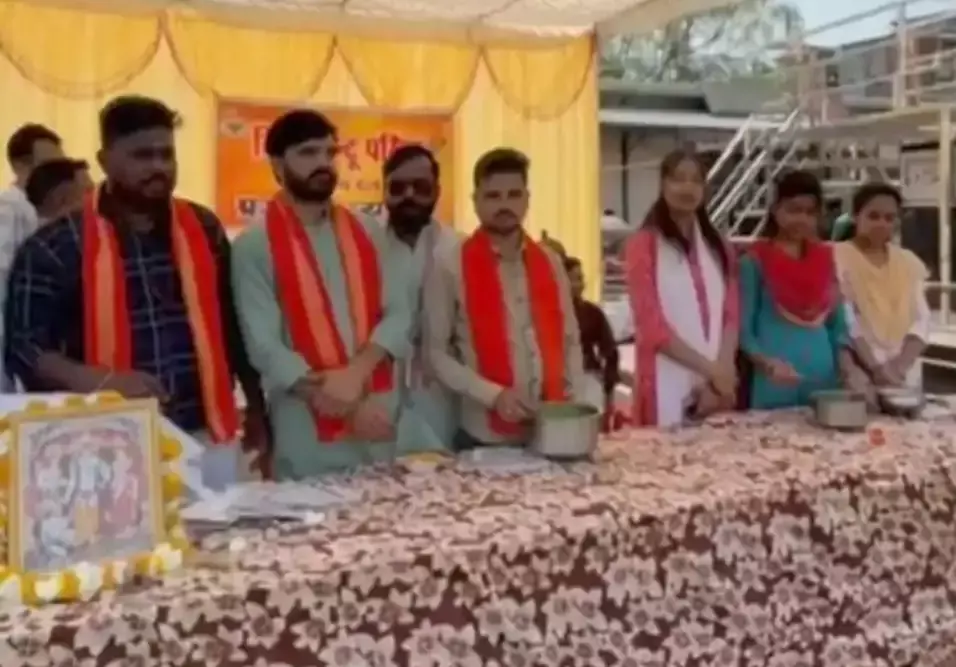 Rajgarh: स्वास्थ्य संदेश के साथ विहिप ने किया नीम मिश्री वितरण Rajgarh: स्वास्थ्य संदेश के साथ विहिप ने किया नीम मिश्री वितरण