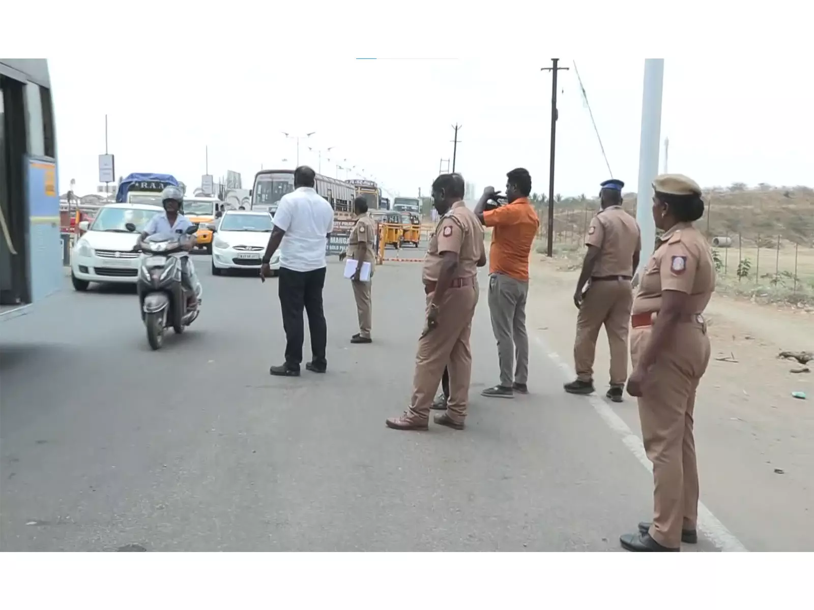 तमिलनाडु विधानसभा चुनाव: फ्लाइंग स्क्वॉड और स्टैटिक सर्विलांस टीमों ने राष्ट्रीय राजमार्गों पर जांच तेज की तमिलनाडु विधानसभा चुनाव: फ्लाइंग स्क्वॉड और स्टैटिक सर्विलांस टीमों ने राष्ट्रीय राजमार्गों पर जांच तेज की