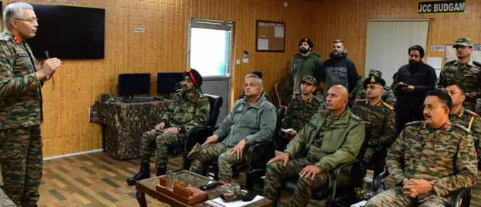 सेना कमांडर ने Kashmir Valley में आतंकवाद-रोधी ग्रिड की समीक्षा की सेना कमांडर ने Kashmir Valley में आतंकवाद-रोधी ग्रिड की समीक्षा की