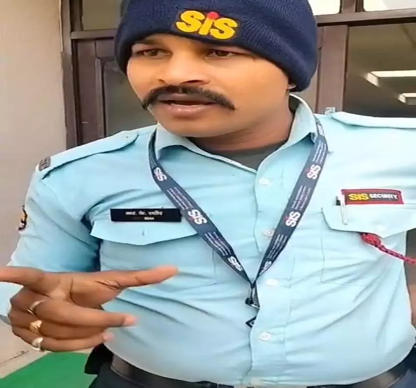 रायपुर AIIMS हॉस्पिटल के सुरक्षागार्ड ने मरीज़ के परिजन से किया दुर्व्यवहार, देखें VIDEO... रायपुर AIIMS हॉस्पिटल के सुरक्षागार्ड ने मरीज़ के परिजन से किया दुर्व्यवहार, देखें VIDEO...
