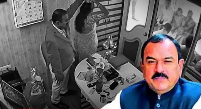 Ashok Kharat की करतूतें सामने आईं, उसने एक महिला के साथ दो बार दुर्व्यवहार किया Ashok Kharat की करतूतें सामने आईं, उसने एक महिला के साथ दो बार दुर्व्यवहार किया