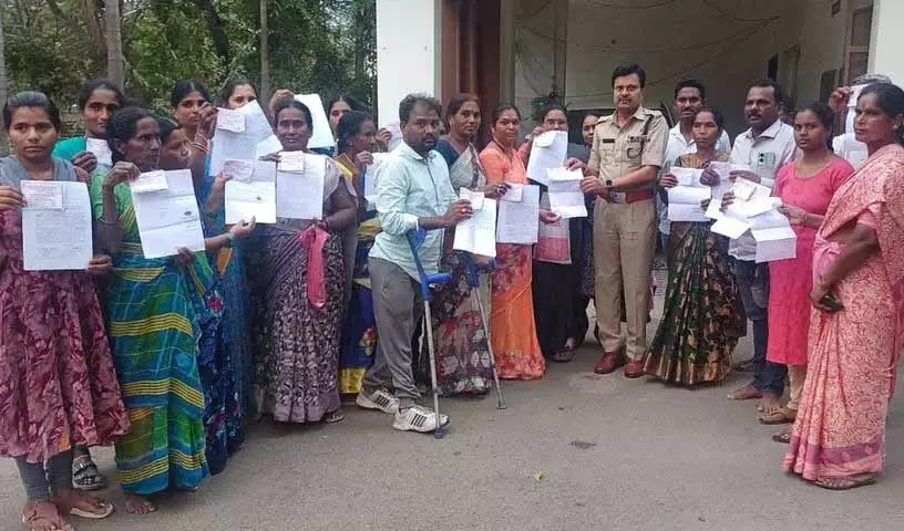 Velugumatla से विस्थापित परिवारों ने धोखेबाजों के खिलाफ शिकायत दर्ज कराई Velugumatla से विस्थापित परिवारों ने धोखेबाजों के खिलाफ शिकायत दर्ज कराई