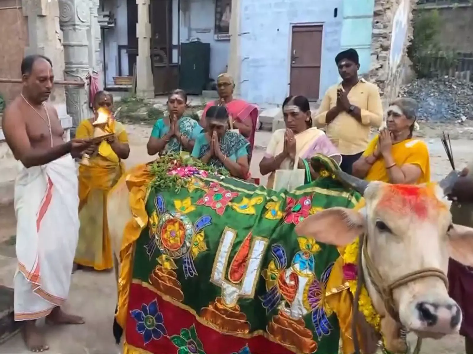 Ugadi पर दक्षिण भारत के मंदिरों में श्रद्धालुओं की भीड़ Ugadi पर दक्षिण भारत के मंदिरों में श्रद्धालुओं की भीड़