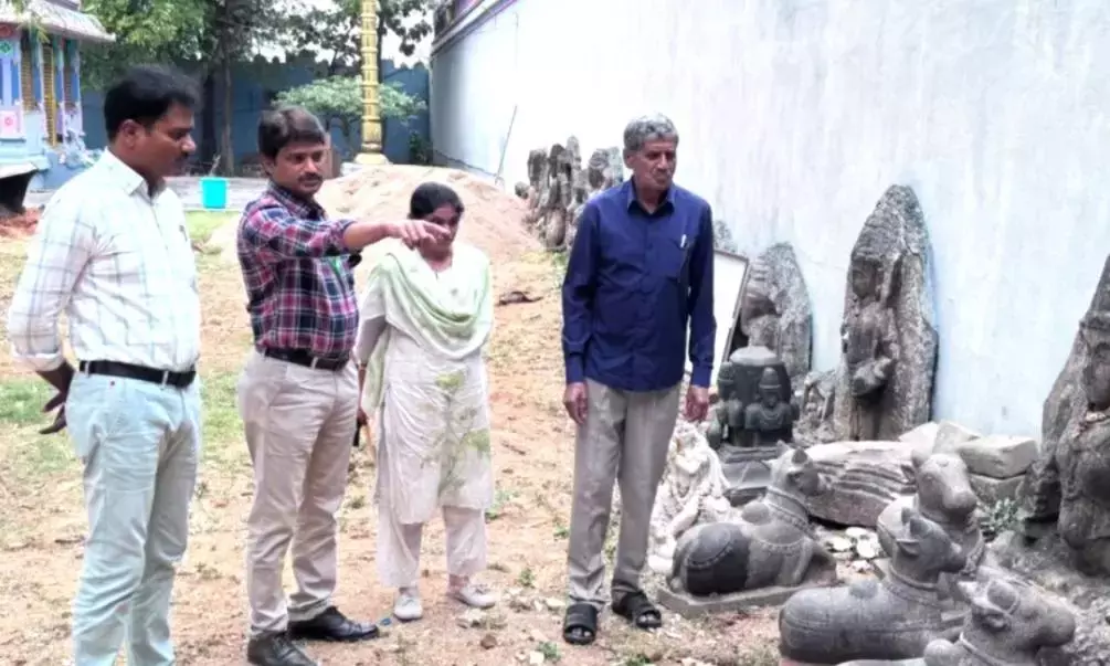 Kaleshwar मुक्तेश्वर मंदिर में ऐतिहासिक मूर्तियाँ उपेक्षित, संरक्षण की उठी मांग Kaleshwar मुक्तेश्वर मंदिर में ऐतिहासिक मूर्तियाँ उपेक्षित, संरक्षण की उठी मांग