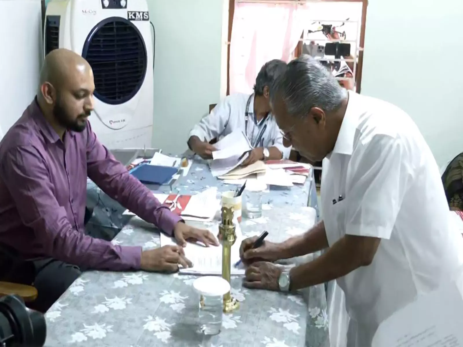 केरल चुनावों से पहले CM पिनाराई विजयन ने धर्मदम निर्वाचन क्षेत्र से नामांकन दाखिल किया केरल चुनावों से पहले CM पिनाराई विजयन ने धर्मदम निर्वाचन क्षेत्र से नामांकन दाखिल किया