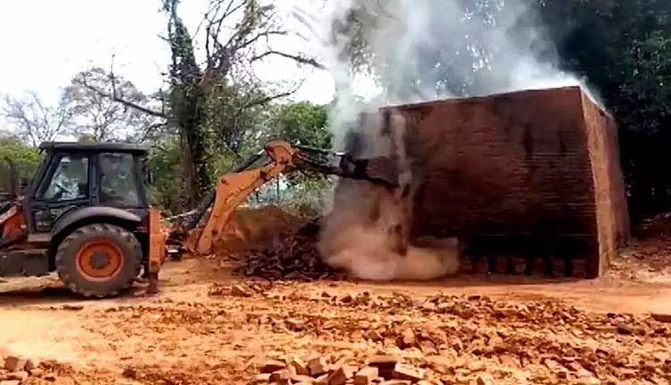 Dhenkanal में अवैध ईंट भट्ठा ढहाया गया Dhenkanal में अवैध ईंट भट्ठा ढहाया गया