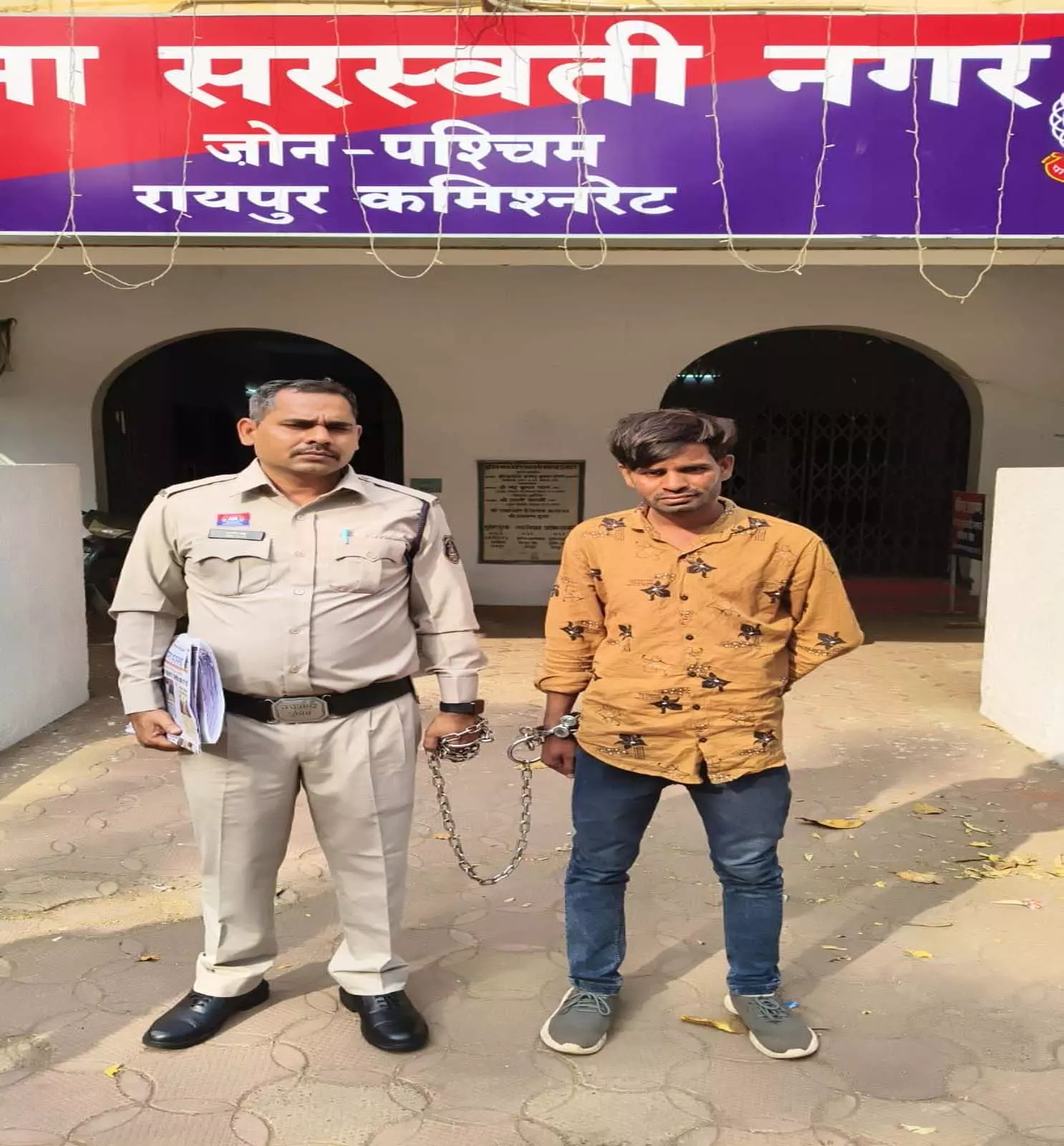 Raipur Breaking: नाबालिग से दुष्कर्म करने वाला आरोपी ओडिशा से गिरफ्तार Raipur Breaking: नाबालिग से दुष्कर्म करने वाला आरोपी ओडिशा से गिरफ्तार