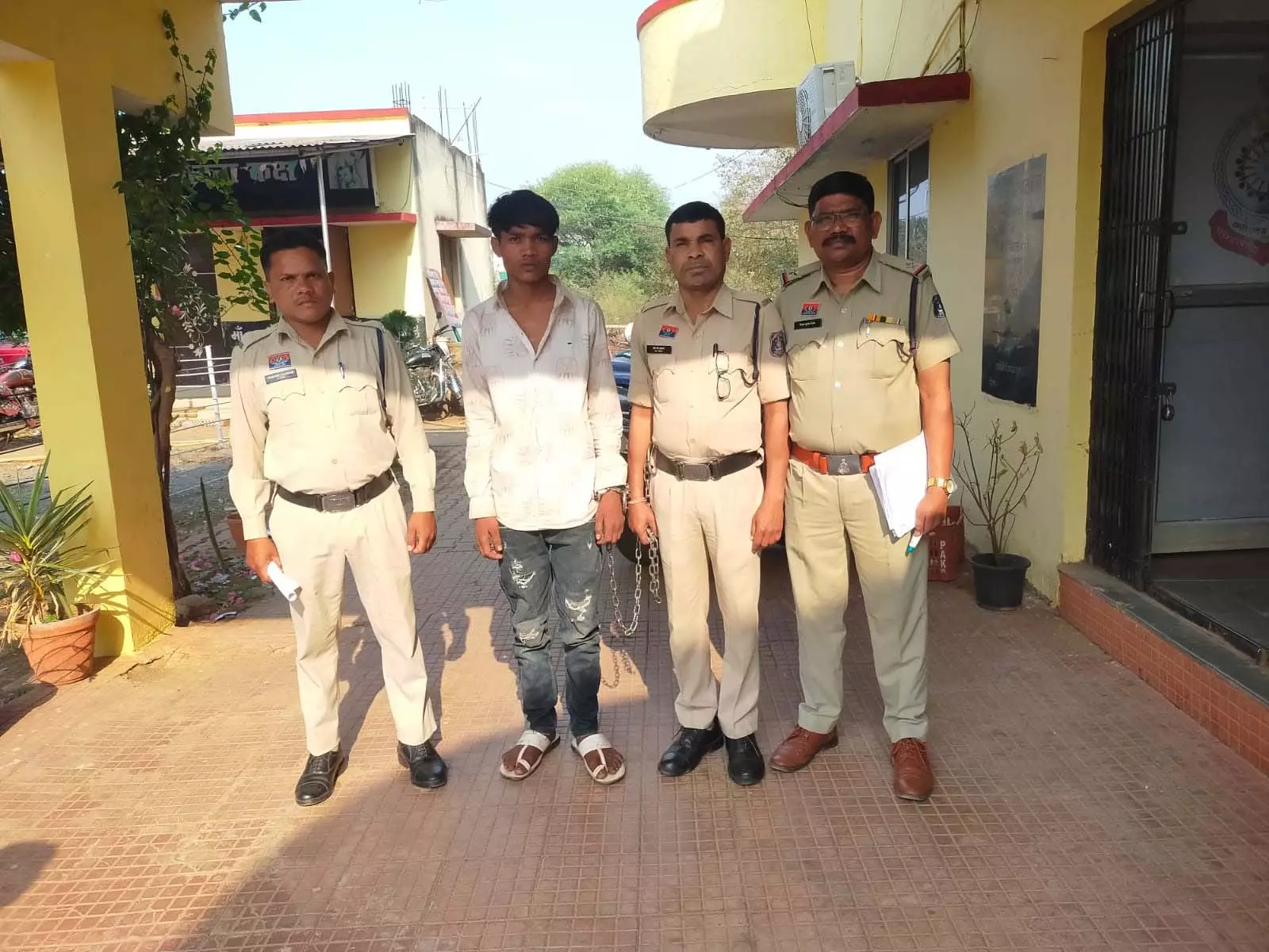 सूने मकान में चोरी करने वाला फरार आरोपी एक साल बाद गिरफ्तार सूने मकान में चोरी करने वाला फरार आरोपी एक साल बाद गिरफ्तार