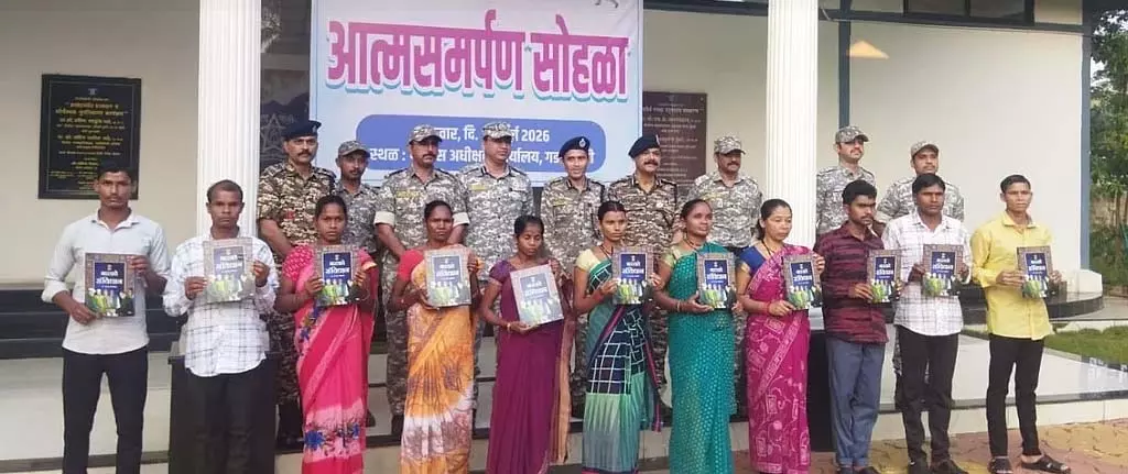 CG BREAKING: 5 बड़े नक्सलियों समेत 11 ने डाले हथियार CG BREAKING: 5 बड़े नक्सलियों समेत 11 ने डाले हथियार