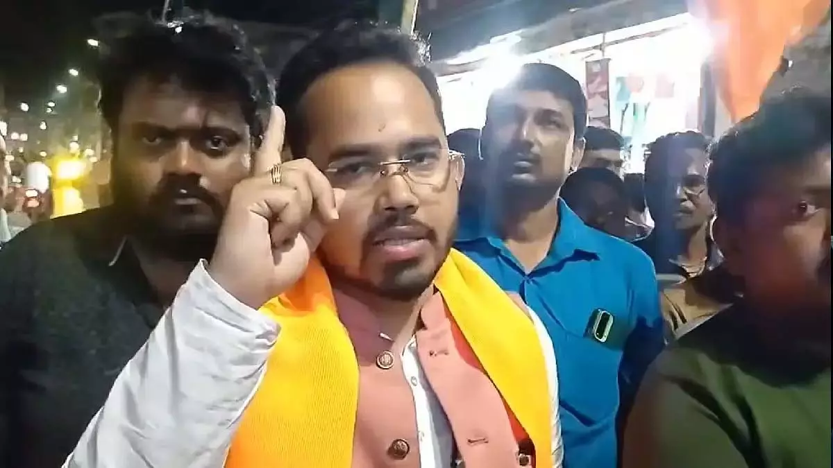 Tarakeswar में तनाव: संतू पान की बैठक के दौरान BJP के वाहनों में तोड़फोड़ Tarakeswar में तनाव: संतू पान की बैठक के दौरान BJP के वाहनों में तोड़फोड़