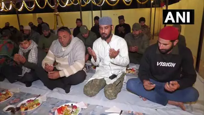 पुंछ बॉर्डर पर इंडियन आर्मी की रोमियो फोर्स ने LKG में इफ्तार पार्टी आयोजित पुंछ बॉर्डर पर इंडियन आर्मी की रोमियो फोर्स ने LKG में इफ्तार पार्टी आयोजित