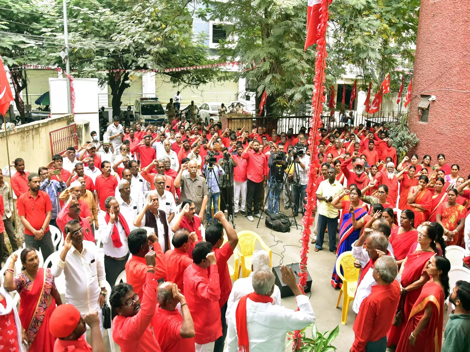 पश्चिम बंगाल विधानसभा चुनाव: लेफ्ट फ्रंट ने 32 उम्मीदवारों की दूसरी सूची जारी की पश्चिम बंगाल विधानसभा चुनाव: लेफ्ट फ्रंट ने 32 उम्मीदवारों की दूसरी सूची जारी की