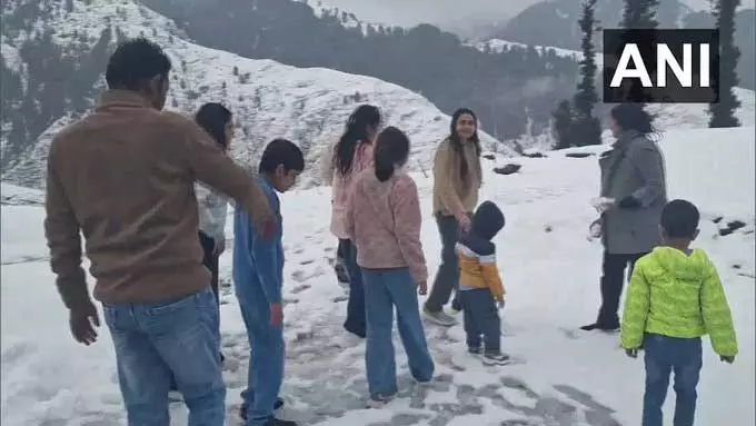 जम्मू-कश्मीर के कठुआ में टूरिस्टों ने बर्फबारी का लुत्फ उठाया जम्मू-कश्मीर के कठुआ में टूरिस्टों ने बर्फबारी का लुत्फ उठाया