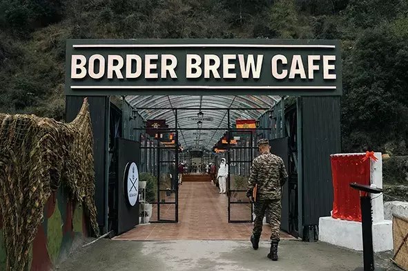 Zemithang: सेना ने एक बंद पड़े पुल पर अनोखा कैफ़े बनाया Zemithang: सेना ने एक बंद पड़े पुल पर अनोखा कैफ़े बनाया