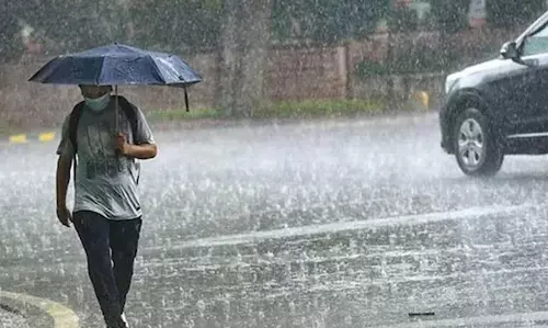 दिल्ली में तेज गर्जना के साथ हो रही बारिश