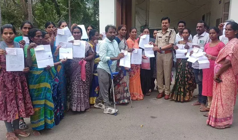 Velugumatla  से विस्थापित परिवारों ने धोखेबाजों के खिलाफ शिकायत दर्ज कराई