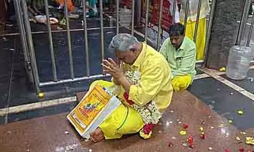Tamil Nadu : बुस्सी आनंद ने उम्मीदवारों की सूची के साथ मेलमलयानूर अंगालम्मन मंदिर में पूजा-अर्चना की