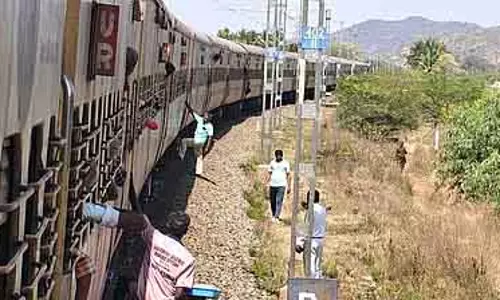 Guruvayur एक्सप्रेस ट्रेन मनाप्पराई से पहले बीच रास्ते में रुकी: यात्रियों को हुई परेशानी Guruvayur एक्सप्रेस ट्रेन मनाप्पराई से पहले बीच रास्ते में रुकी: यात्रियों को हुई परेशानी