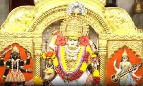 दिल्ली: चैत्र नवरात्रि के दूसरे दिन झंडेवालान मंदिर में बड़ी संख्या में पहुंचे श्रद्धालु, किए माता रानी के दर्शन