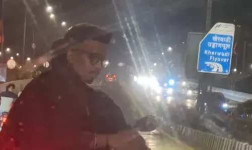 अभिनेत्री की कैब का पीछा करने वाले दो युवक हिरासत में, पुलिस ने नोटिस देकर छोड़ा अभिनेत्री की कैब का पीछा करने वाले दो युवक हिरासत में, पुलिस ने नोटिस देकर छोड़ा