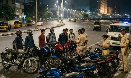 तेज़ रफ़्तार से गाड़ी चलाने और अधिकारियों को कुचलने की कोशिश, 12 Bikers पर केस दर्ज किया तेज़ रफ़्तार से गाड़ी चलाने और अधिकारियों को कुचलने की कोशिश, 12 Bikers पर केस दर्ज किया