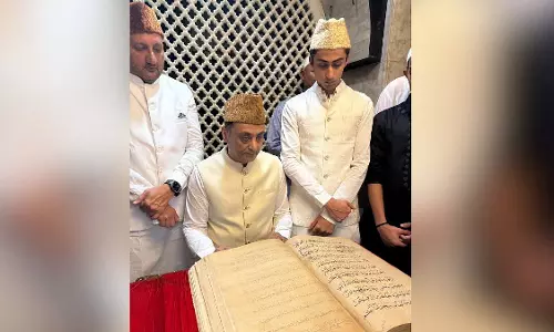 Mumbai : 600 साल पुरानी कुरान के दर्शन के लिए माहिम दरगाह पर उमड़ी हजारों की भीड़ Mumbai : 600 साल पुरानी कुरान के दर्शन के लिए माहिम दरगाह पर उमड़ी हजारों की भीड़