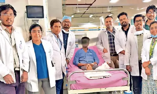 रायपुर एम्स ने बिल्डिंग से गिरे युवक की जान बचाई, टूटी हुई पसलियों को लीवर-आंत से निकाला रायपुर एम्स ने बिल्डिंग से गिरे युवक की जान बचाई, टूटी हुई पसलियों को लीवर-आंत से निकाला
