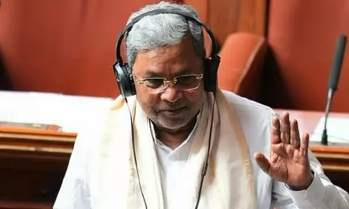 सरकारी कर्मचारियों के तबादलों में दखल देने पर हाई कोर्ट ने CM सिद्धारमैया को फटकारा सरकारी कर्मचारियों के तबादलों में दखल देने पर हाई कोर्ट ने CM सिद्धारमैया को फटकारा